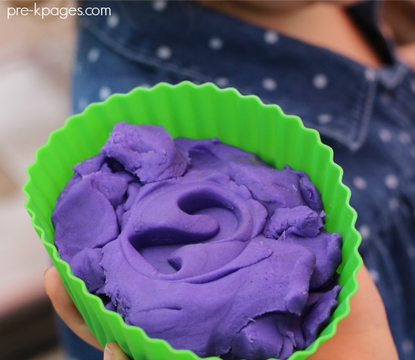 Making Playdough Cupcakes in Preschool