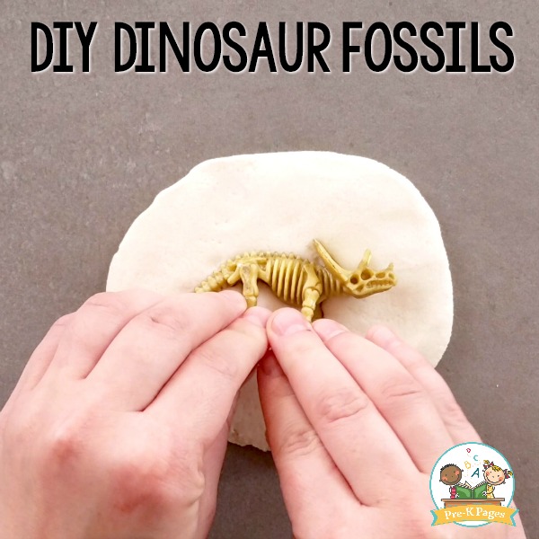 presionando dinosaurios en masa de sal para hacer fósiles