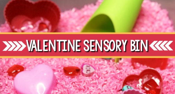 värikäs Valentine Sensory bin